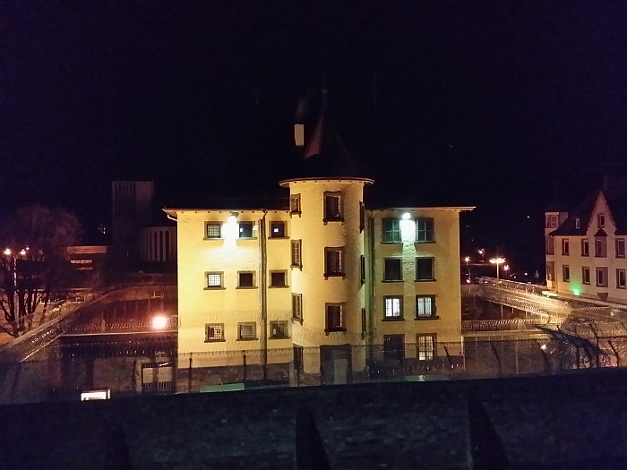 Gefängnis bei Nacht